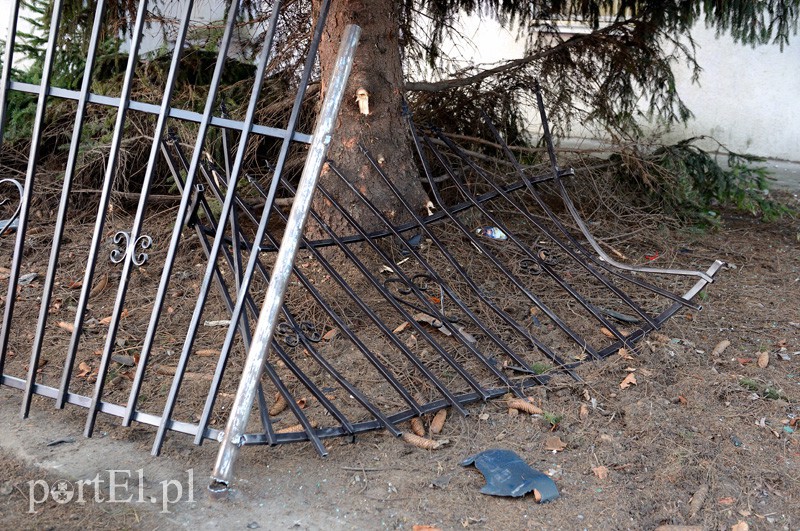 Stawidłowa: renault ścięło lampę. Kierowca pod wpływem alkoholu zdjęcie nr 101327