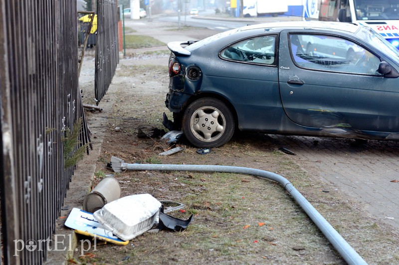 Stawidłowa: renault ścięło lampę. Kierowca pod wpływem alkoholu zdjęcie nr 101318