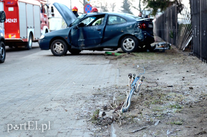 Stawidłowa: renault ścięło lampę. Kierowca pod wpływem alkoholu zdjęcie nr 101323