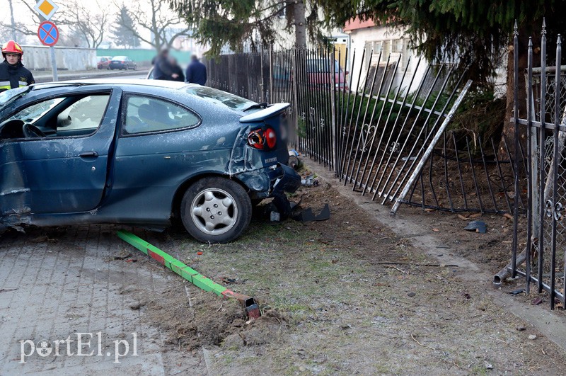 Stawidłowa: renault ścięło lampę. Kierowca pod wpływem alkoholu zdjęcie nr 101324