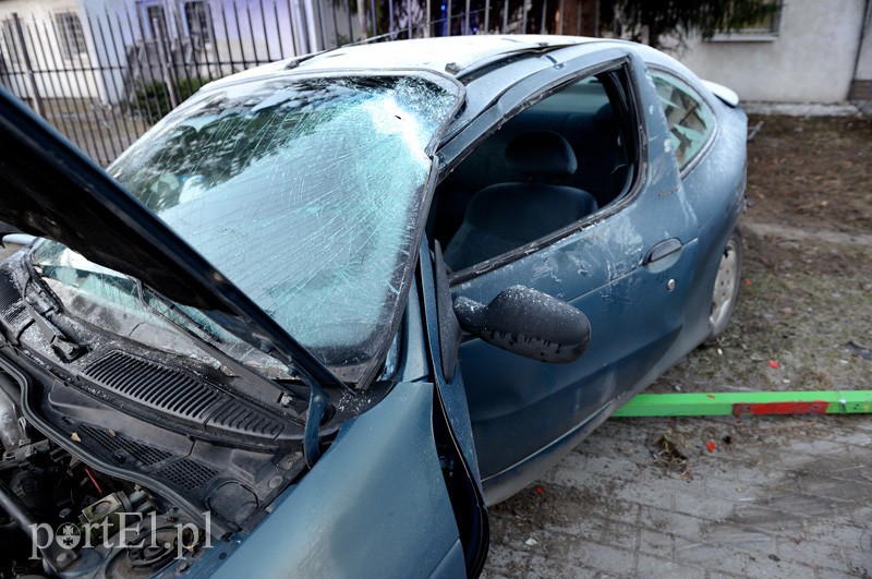 Stawidłowa: renault ścięło lampę. Kierowca pod wpływem alkoholu zdjęcie nr 101321