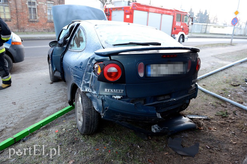 Stawidłowa: renault ścięło lampę. Kierowca pod wpływem alkoholu zdjęcie nr 101325