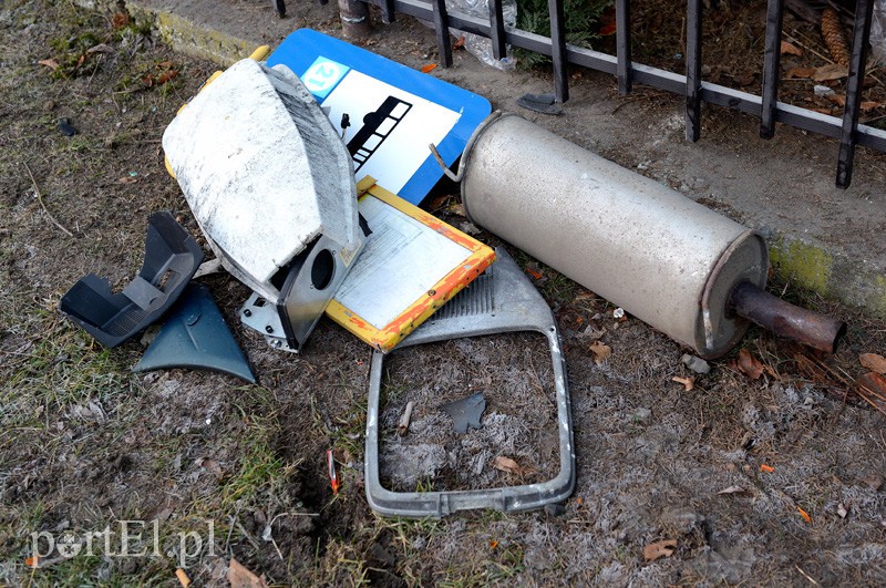 Stawidłowa: renault ścięło lampę. Kierowca pod wpływem alkoholu zdjęcie nr 101322