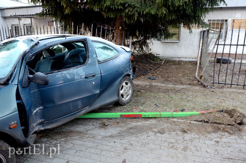 Stawidłowa: renault ścięło lampę. Kierowca pod wpływem alkoholu zdjęcie nr 101320