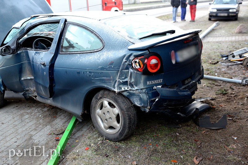 Stawidłowa: renault ścięło lampę. Kierowca pod wpływem alkoholu zdjęcie nr 101314