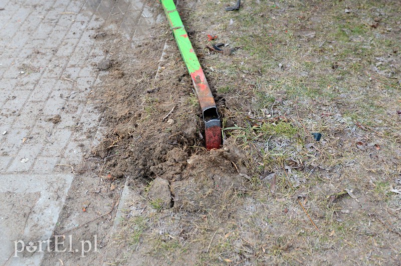 Stawidłowa: renault ścięło lampę. Kierowca pod wpływem alkoholu zdjęcie nr 101315