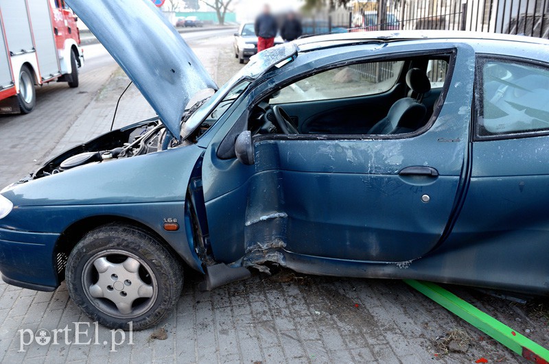 Stawidłowa: renault ścięło lampę. Kierowca pod wpływem alkoholu zdjęcie nr 101326