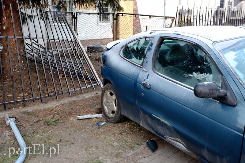 Stawidłowa: renault ścięło lampę. Kierowca pod wpływem alkoholu zdjęcie nr 101319