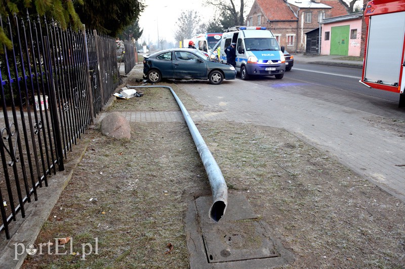 Stawidłowa: renault ścięło lampę. Kierowca pod wpływem alkoholu zdjęcie nr 101317