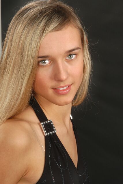 Monika Mickiewicz – ur. 27 października 1987 r. (Skorpion). Mieszka w elblągu i uczy się w IV LO. Ma 174 cm
