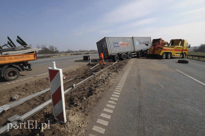  Przewrócił się tir, "siódemka" zablokowana zdjęcie nr 102853