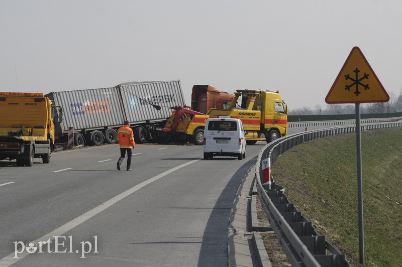  Przewrócił się tir, "siódemka" zablokowana zdjęcie nr 102850