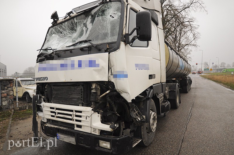  Ciężarówką wjechał w dwa auta zdjęcie nr 103074