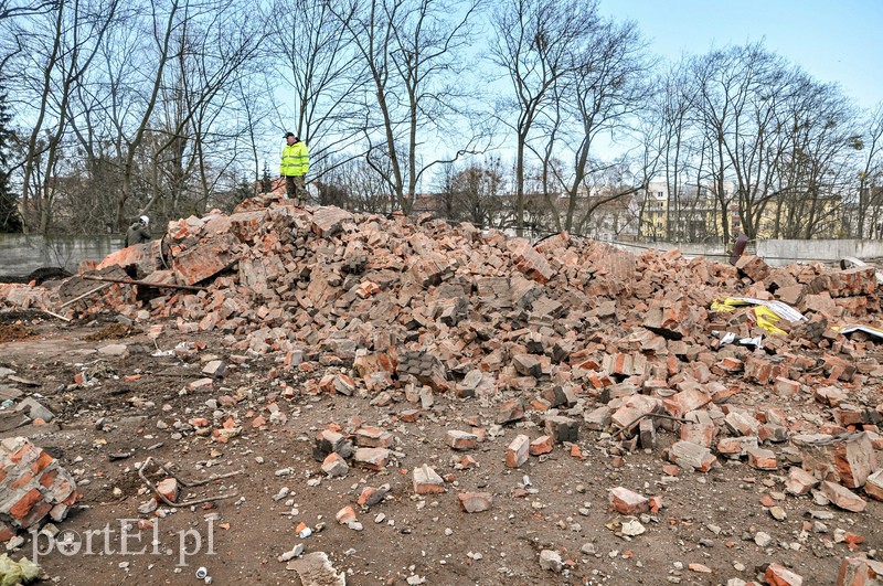 Wysadzili komin mleczarni. zdjęcie nr 103185
