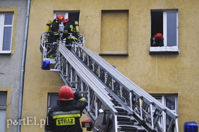 Ogień w mieszkaniu, lokator poparzony zdjęcie nr 103404