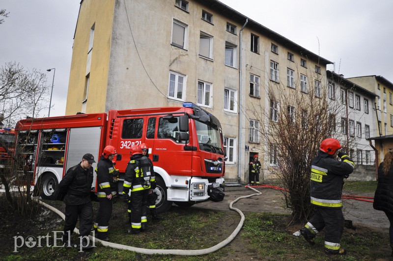 Ogień w mieszkaniu, lokator poparzony zdjęcie nr 103396