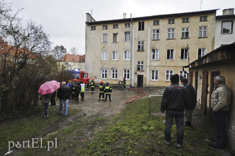 Ogień w mieszkaniu, lokator poparzony zdjęcie nr 103401
