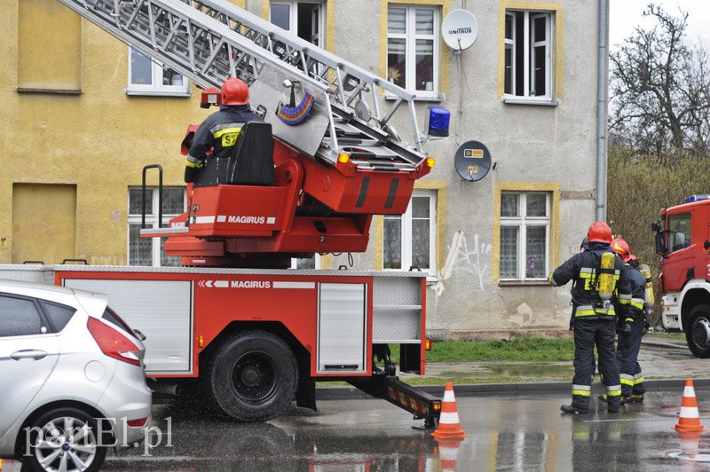 Ogień w mieszkaniu, lokator poparzony zdjęcie nr 103390