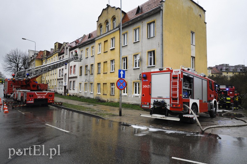 Ogień w mieszkaniu, lokator poparzony zdjęcie nr 103393