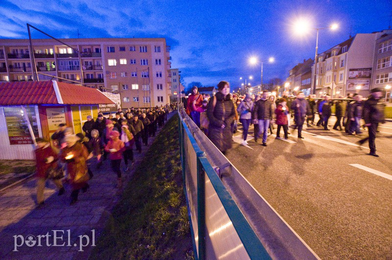 Procesja Drogi Krzyżowej przeszła ulicami miasta zdjęcie nr 103474