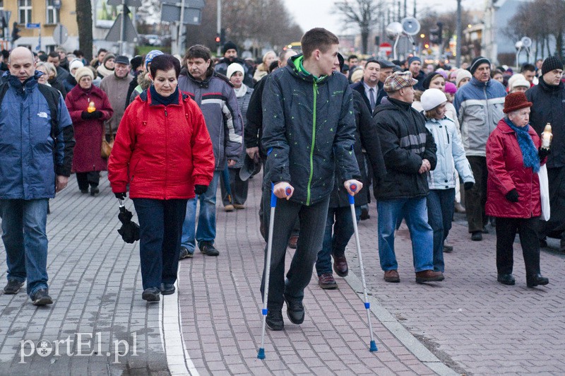 Procesja Drogi Krzyżowej przeszła ulicami miasta zdjęcie nr 103456