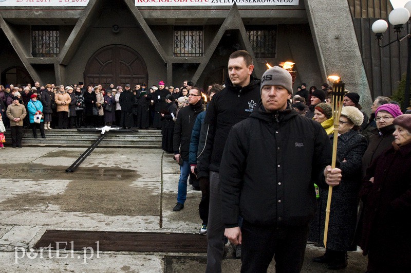 Procesja Drogi Krzyżowej przeszła ulicami miasta zdjęcie nr 103443