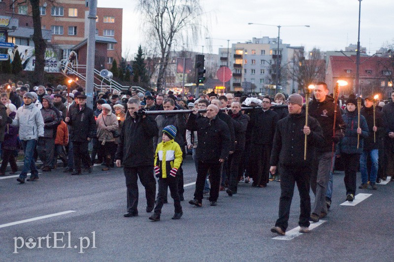 Procesja Drogi Krzyżowej przeszła ulicami miasta zdjęcie nr 103468