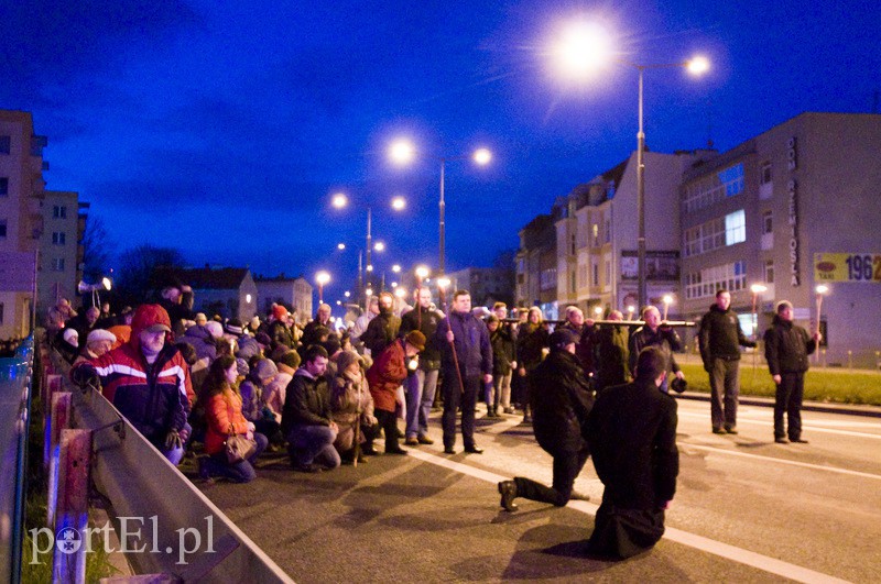 Procesja Drogi Krzyżowej przeszła ulicami miasta zdjęcie nr 103475