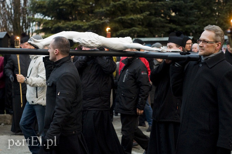 Procesja Drogi Krzyżowej przeszła ulicami miasta zdjęcie nr 103447