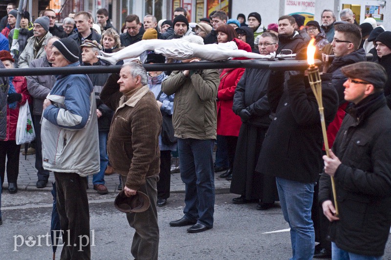 Procesja Drogi Krzyżowej przeszła ulicami miasta zdjęcie nr 103453