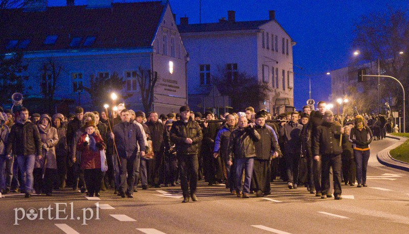 Procesja Drogi Krzyżowej przeszła ulicami miasta zdjęcie nr 103473