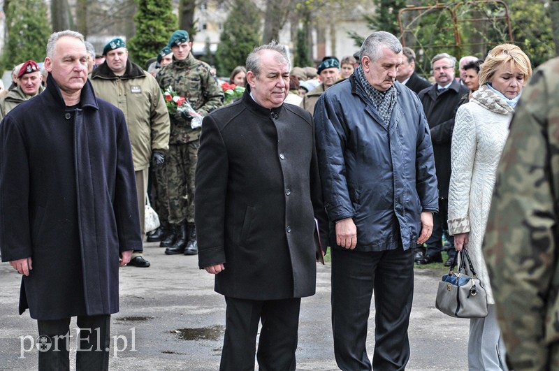 Uroczystości pod krzyżem katyńskim zdjęcie nr 103965