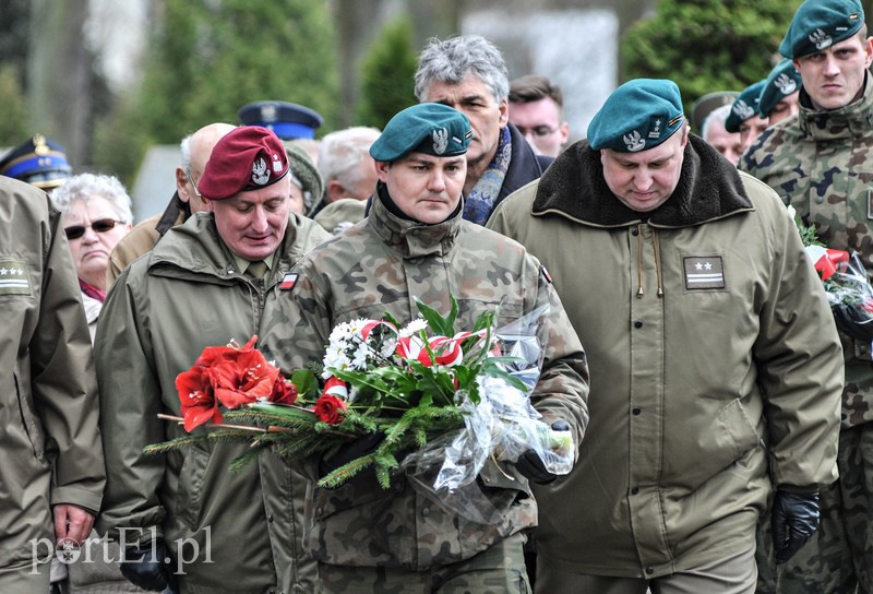 Uroczystości pod krzyżem katyńskim zdjęcie nr 103966