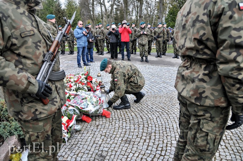 Uroczystości pod krzyżem katyńskim zdjęcie nr 103963
