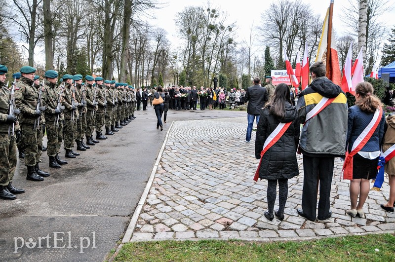 Uroczystości pod krzyżem katyńskim zdjęcie nr 103945