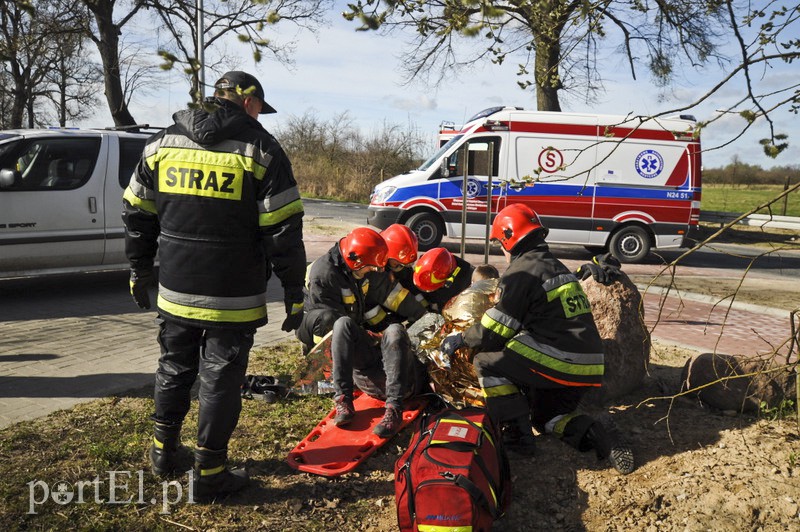  Mazdą uderzył w drzewo. Auto spłonęło zdjęcie nr 104618