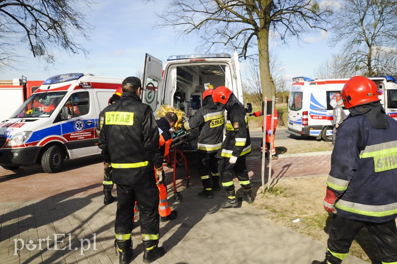  Mazdą uderzył w drzewo. Auto spłonęło zdjęcie nr 104631