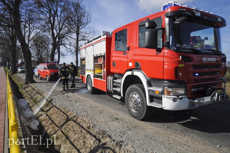 Mazdą uderzył w drzewo. Auto spłonęło zdjęcie nr 104620
