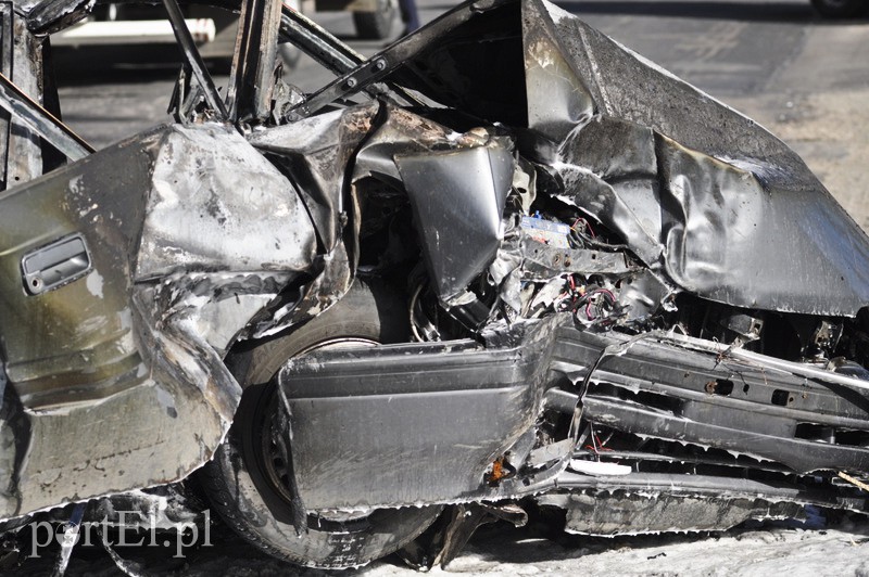  Mazdą uderzył w drzewo. Auto spłonęło zdjęcie nr 104629