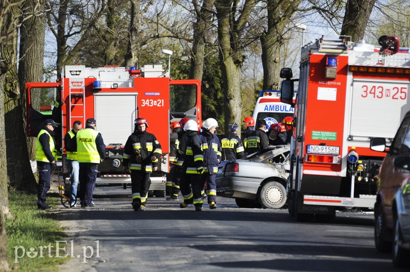  Mazdą uderzył w drzewo. Auto spłonęło zdjęcie nr 104632