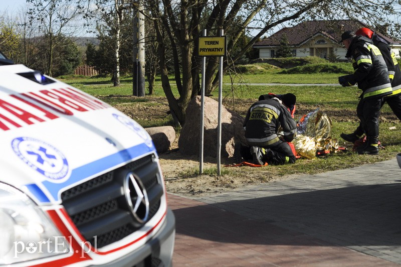  Mazdą uderzył w drzewo. Auto spłonęło zdjęcie nr 104621