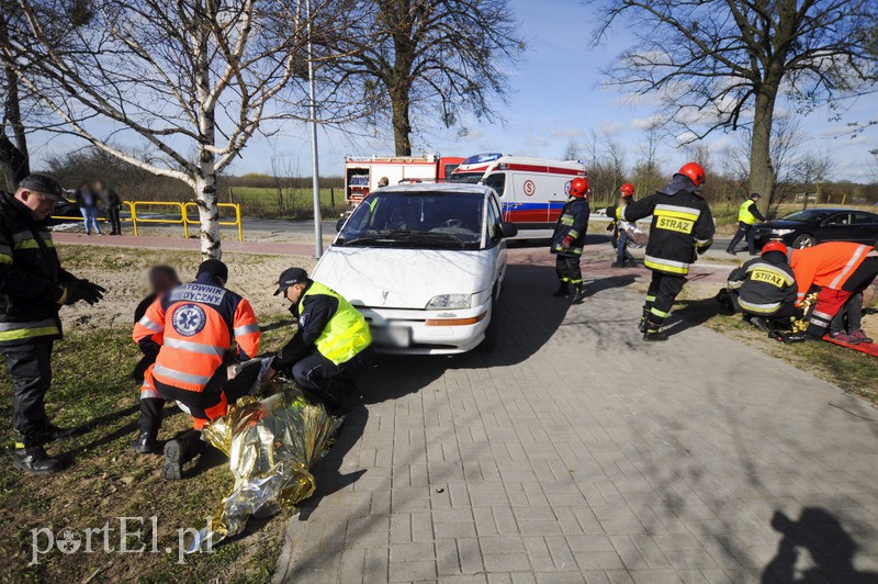  Mazdą uderzył w drzewo. Auto spłonęło zdjęcie nr 104619