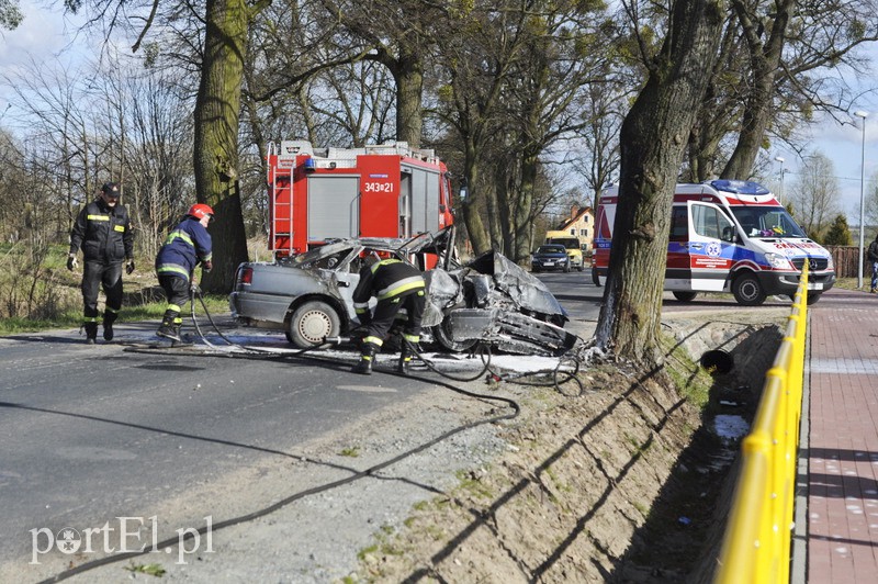 Elbląg  Mazdą uderzył w drzewo. Auto spłonęło