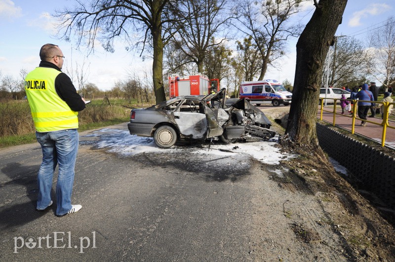  Mazdą uderzył w drzewo. Auto spłonęło zdjęcie nr 104630
