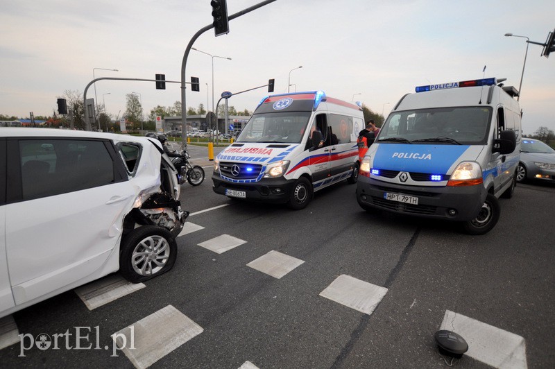 Golfem uderzył w renault zdjęcie nr 105162