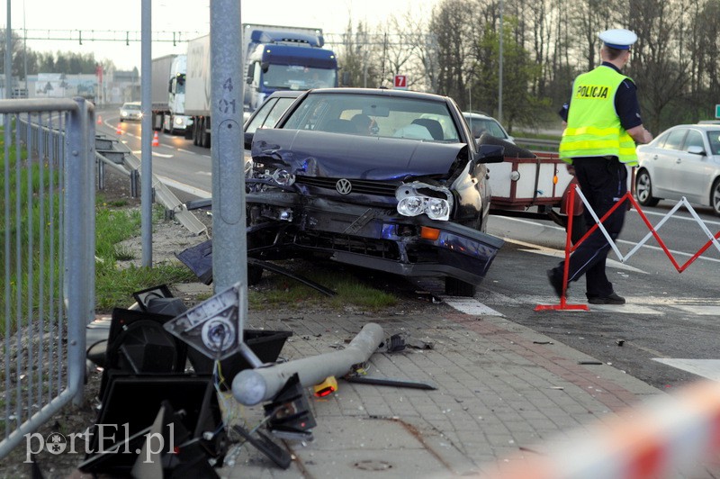 Golfem uderzył w renault zdjęcie nr 105175