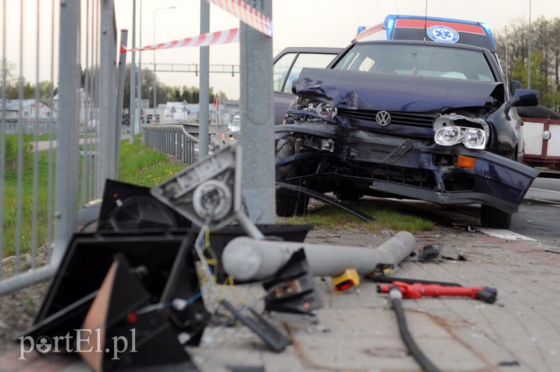 Golfem uderzył w renault zdjęcie nr 105167