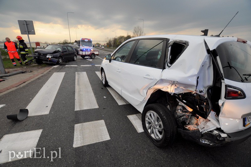 Golfem uderzył w renault zdjęcie nr 105163