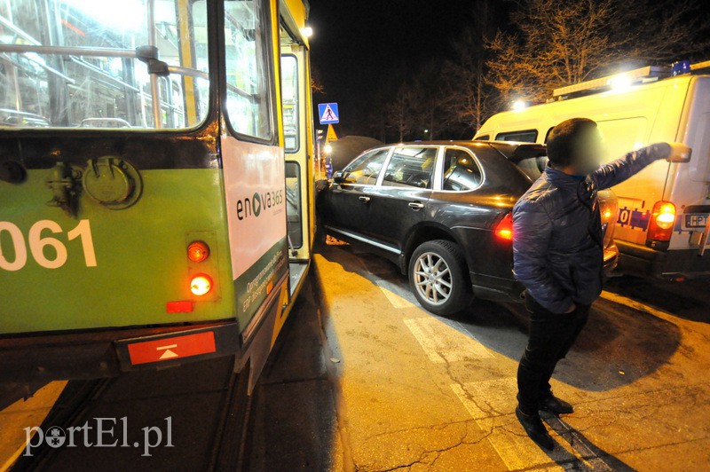  Porsche kontra tramwaj, jedna osoba ranna zdjęcie nr 105357