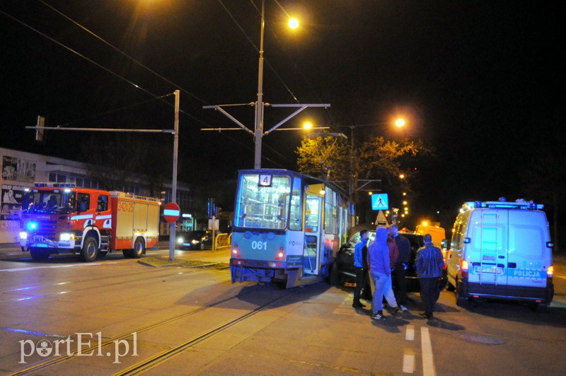  Porsche kontra tramwaj, jedna osoba ranna zdjęcie nr 105351